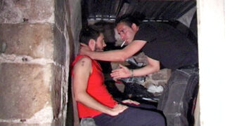 Onderdrukt en misbruikt door een Algerijn in de kelder.